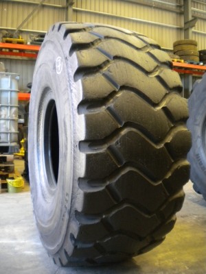 Industrial tire - Size 26.5-25 XHT RETREADED Y RECARVED