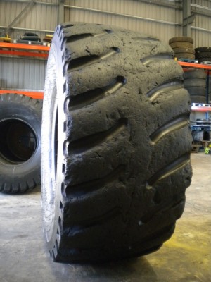 Industrial tire - Size 26.5-25 XTXL RECARVED