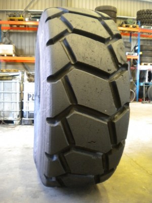 Industrial tire - Size 23.5-25 XHT RETREADED