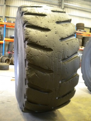 Industrial tire - Size 26.5-25 MA07 RECARVED