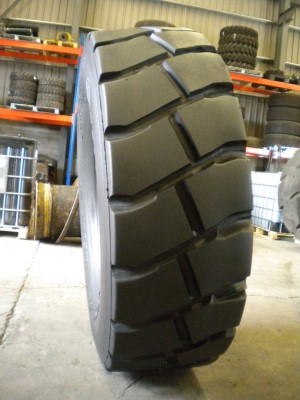 Pneu industriel - Mesure 18.00-25 EV3+ RECHAPES Y RETAILLADE