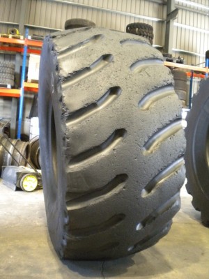 Industrial tire - Size 26.5-25 XTXL RECARVED