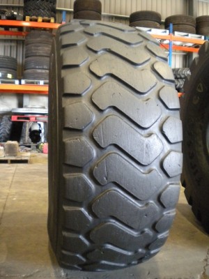 Industrial tire - Size 23.5-25 XHM RETREADED
