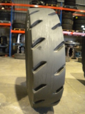 Pneu industriel - Mesure 14.00-24 VSCH RECHAPES