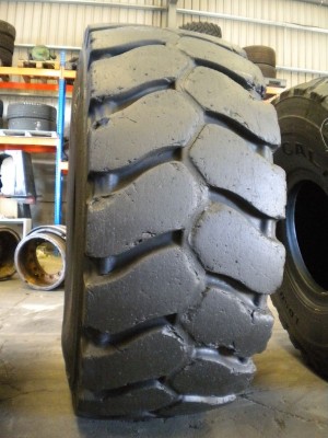 Industrial tire - Size 26.5-25 XLDM RETREADED