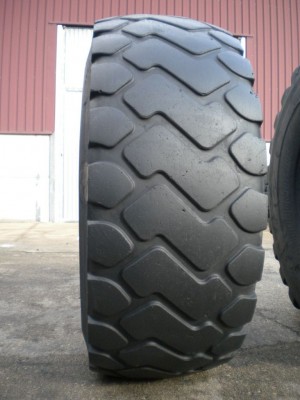 Industrial tire - Size 23.5-25 LDSR300