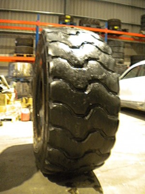 Industrial tire - Size 23.5-25 XTRAD RECARVED