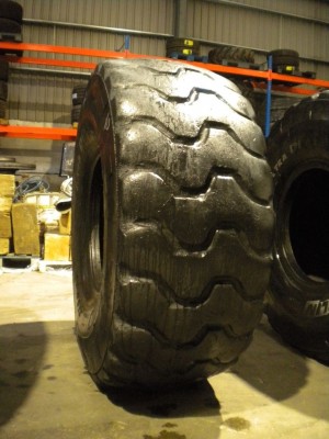 Industrial tire - Size 23.5-25 XTRAD RECARVED