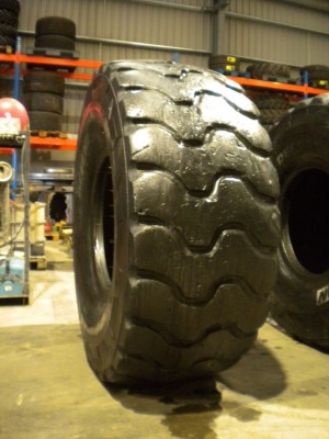 Industrial tire - Size 23.5-25 XTRAD RECARVED