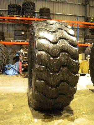 Industrial tire - Size 23.5-25 XTRAD RECARVED