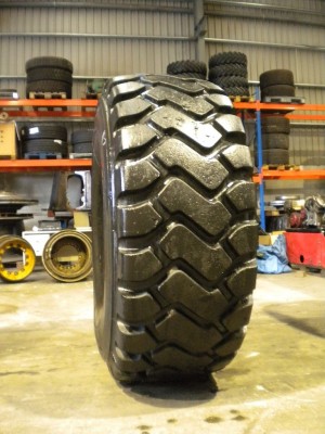 Industrial tire - Size 26.5-25 XHM RETREADED