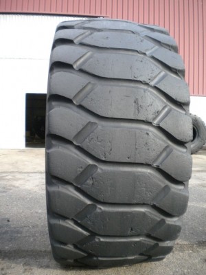 Industrial tire - Size 26.5-25 VSLT RECARVED