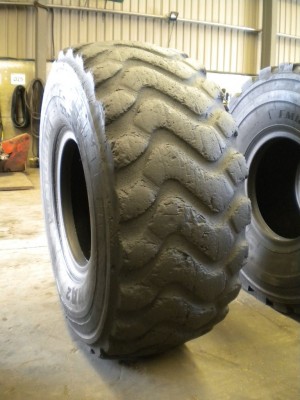 Industrial tire - Size 23.5-25 XHA2