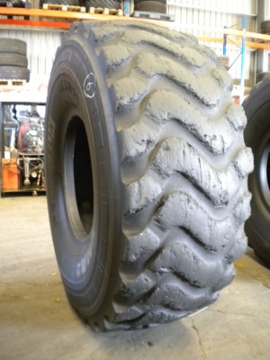 Industrial tire - Size 23.5-25 XHA2