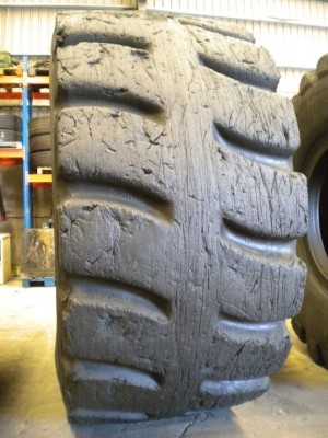 Industrial tire - Size 35/65-33 RL5K