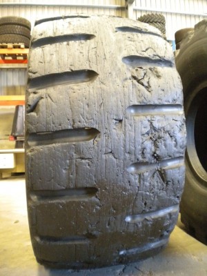 Industrial tire - Size 35/65-33 VSDL RECARVED