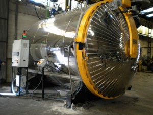 En nuestra fábrica recauchutamos neumáticos mediante dos procesos industriales diferenciados: MOLDE y AUTOCLAVE.